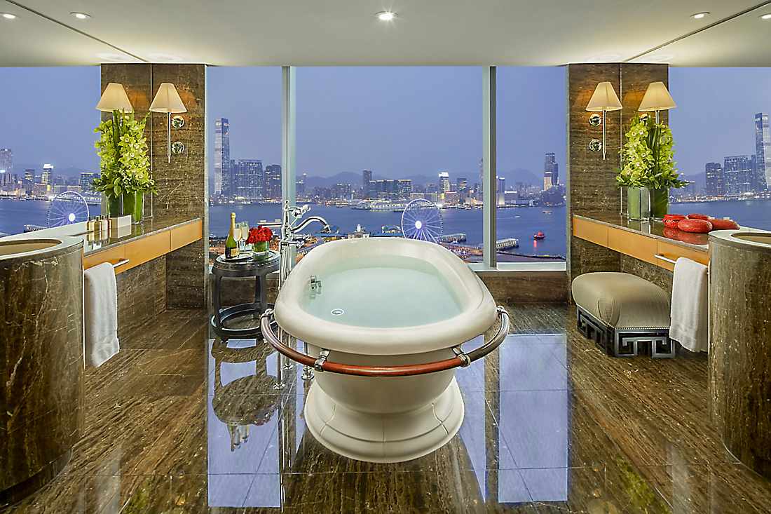 Badezimmer der Suite mit Blick auf den Hafen